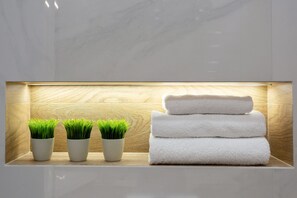 Deluxe Apartment (floor 2) | Bathroom amenities | Separate tub and shower, jetted tub, rainfall showerhead