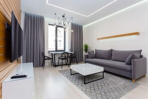 Deluxe-Apartment (floor 2) | Wohnbereich | 50-Zoll-Smart-TV mit Digitalempfang, Fernseher