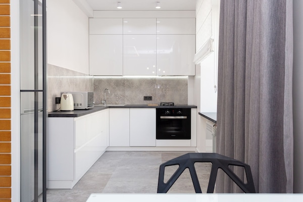 Deluxe-lejlighed (floor 2) | Privat køkken | Køleskab/fryser i fuld størrelse, mikrobølgeovn, ovn, kogeplade