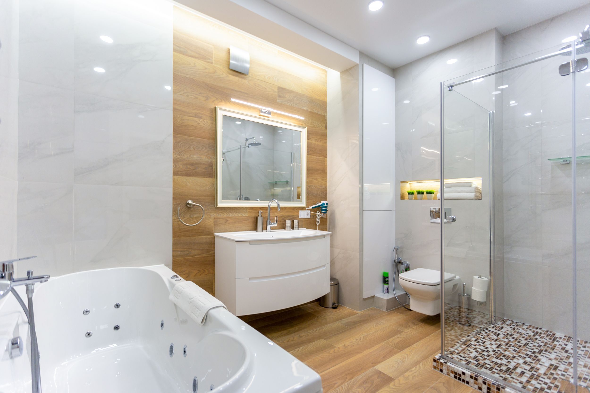 Deluxe-huoneisto (floor 2) | Kylpyhuone | Erillinen kylpyamme ja suihku, poreamme, sadesuihkupää