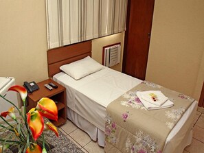 Minibar, escritorio, tabla de planchar con plancha y wifi gratis