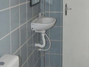 Ducha, secador de pelo, toallas, jabón