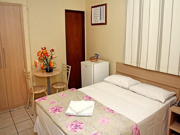 Minibar, escritorio, tabla de planchar con plancha y wifi gratis