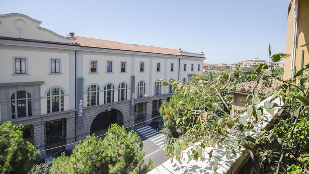 Ein Gebäude im klassischen Stil, mit Bogenfenstern und einem zentralen Bogen.