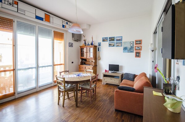 Duplex, 1 chambre | Aire de séjour | Téléviseur à écran plat
