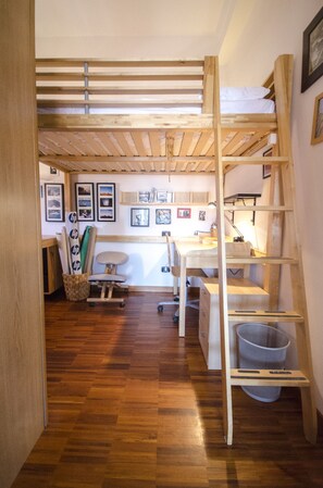 Alloggio su due livelli, 1 camera da letto | Area soggiorno | TV a schermo piatto