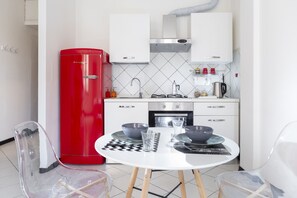 Studio | Privékitchenette | Een koelkast/vriezer, een oven, een kookplaat