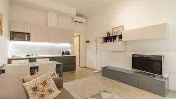 Apartamento, 1 quarto | Área de estar | TV de tela plana