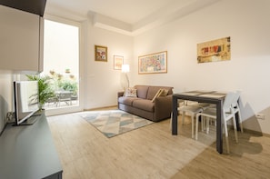 Appartamento, 1 camera da letto | Area soggiorno | TV a schermo piatto