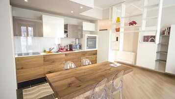 Appartement, 1 slaapkamer | Privékeuken | Een koelkast/vriezer, een magnetron, een kookplaat, een vaatwasser