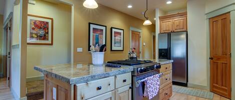 Huis, 4 slaapkamers | Privékeuken | Een koelkast, een magnetron, een oven, een vaatwasser