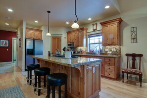 House, 4 Bedrooms | Private kitchen