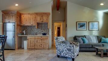 House, 4 Bedrooms | Living room