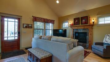 House, 4 Bedrooms | Living room