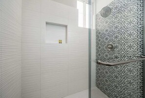 Tina, secadora de cabello, toallas, shampoo 