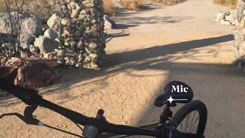 Una bicicleta estacionada frente a un letrero que dice "COVE TRAILHEAD".