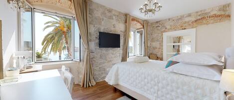 Deluxe Double Room, Sea View | Desk, laptop workspace, free WiFi, bed sheets