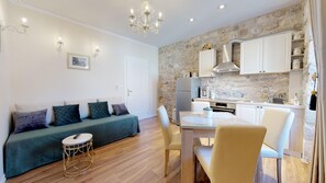 Leilighet – deluxe, 1 soverom | Eget kjøkken | Kaffetrakter/tekoker, vannkoker og kjøkkenutstyr