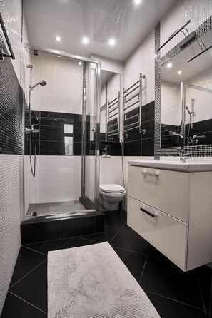 Deluxe-Apartment | Badezimmer | Dusche, kostenlose Toilettenartikel, Haartrockner, Handtücher