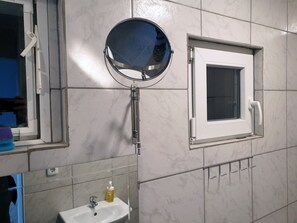 Shower, towels