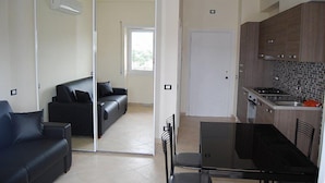 Un apartamento moderno con sala de estar, comedor y cocina.