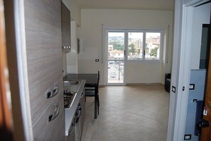 Monolocale | Angolo cottura privato | Frigorifero, forno, piano cottura, bollitore elettrico