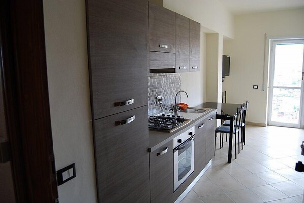 Studio | Eigene Kochnische | Kühlschrank, Ofen, Herdplatte, Wasserkocher