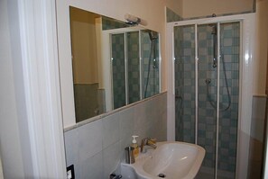 Studio | Phòng tắm | Buồng tắm vòi sen, vòi sen phun mưa, chậu vệ sinh/vòi rửa 