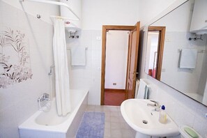 Departamento, 2 habitaciones | Baño | Tina con regadera, regadera tipo lluvia, bidet 