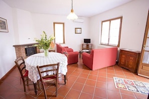 Apartamento, 2 quartos | Área de estar | TV LCD