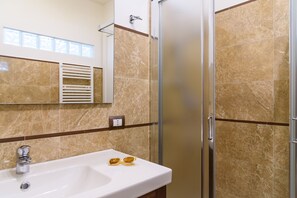 Studio | Bathroom | Shower, rainfall showerhead, bidet - Appartamento Al Centro della Vacanza (Portoferraio)