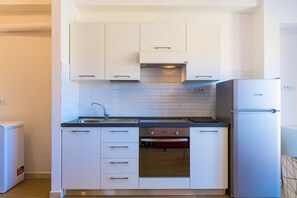 Estudio | Cocineta privada | Refrigerador con congelador, horno y parrilla de estufa