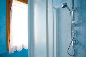 Apartment, 2 Bedrooms | Bathroom shower - Appartamento La Baia (Rio)