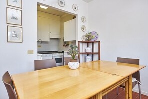 Apartment, 2 Schlafzimmer | Essbereich im Zimmer