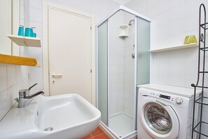 Lejlighed - 2 soveværelser | Badeværelse | Bruser, brusehoved med spredningseffekt, bidet