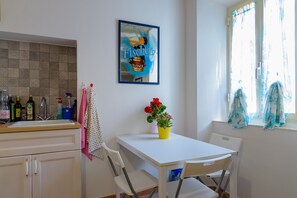 Basic Apartment, 2 Bedrooms (Grande) | In-room dining