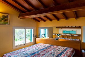 Un dormitorio con cama, escritorio y ventana.
