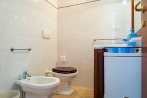 Apartment, 1 Bedroom (B) | Bathroom | Shower, rainfall showerhead, bidet - Appartamenti Il Grigolo (Portoferraio)