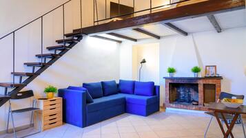 Estudio (A) | Zona de estar | Una televisión LCD