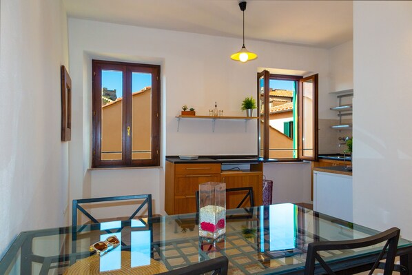 Studio (A) | In-room dining