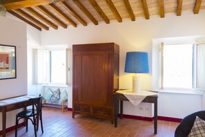 Basic Apartment, 2 Bedrooms (APT) | Living area | TV - Appartamenti Un Amore (Portoferraio)