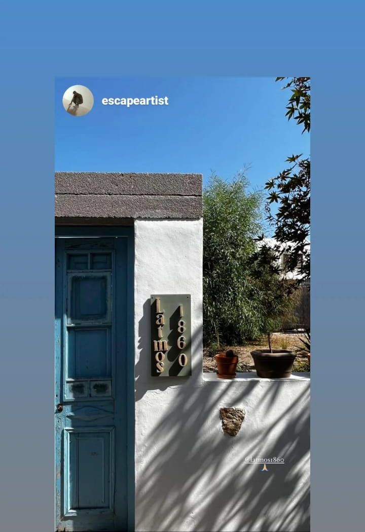 Un edificio con una puerta azul y un letrero que dice "La Mosca 1860".