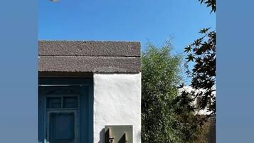 Un edificio con una puerta azul y un letrero que dice "La Mosca 1860".