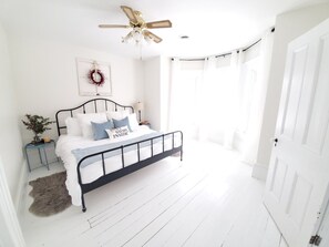 5 makuuhuonetta, silitysrauta/-lauta, vauvan matkasänky, Wi-Fi