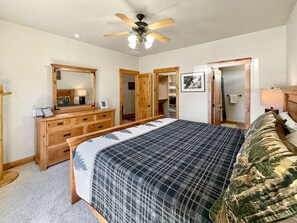 4 bedrooms, desk, iron/ironing board, travel cot