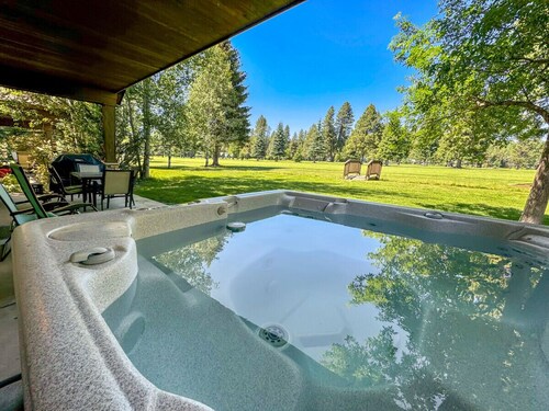 Quiet Fairway Escape | Hot Tub + McCall Golf Course