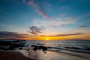 在海滩、沙滩椅、沙滩毛巾