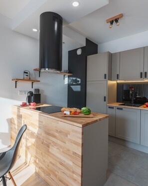 Fridge, stovetop, dishwasher, coffee/tea maker - P&O Apartments Komputerowa 2 (Warsaw)