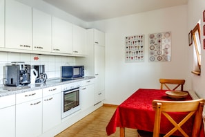 Réfrigérateur, four à micro-ondes, un four, surface de cuisson