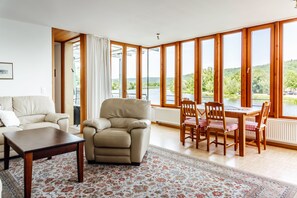 Fernseher, Tischtennisplatte, Bücher, Musikbibliothek